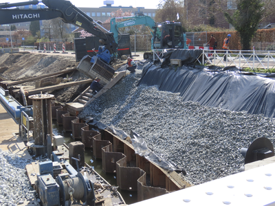 901602 Afbeelding van het storten van grof grind voor de nieuwe beschoeiing langs het Merwedekanaal bij de Kanaalweg te ...